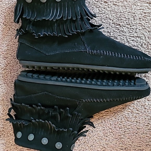 MINNETONKA black fringed suede moccasins. Size 7 - Picture 11 of 16